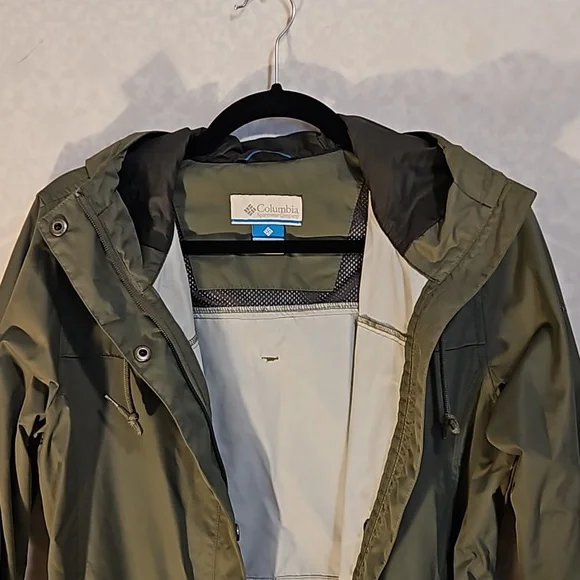 Columbia Omni-Shield Women's Rain Jacket, Medium - Picture 3 of 3